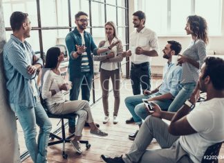 열정적으로 움직이고 비판 줄여야 Group of young business people taking break in office
