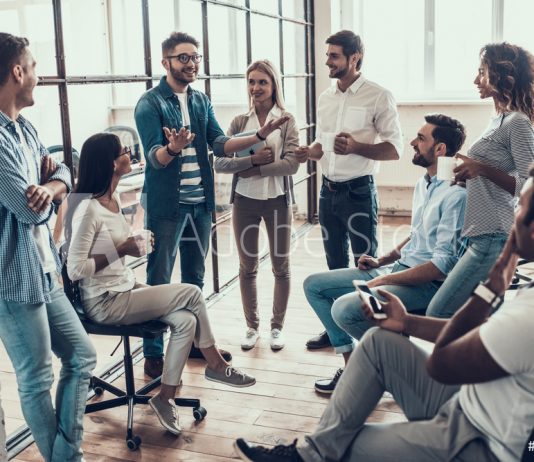 열정적으로 움직이고 비판 줄여야 Group of young business people taking break in office