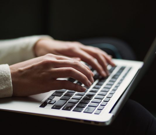 누구나 좋은 에세이를 쓸 수 있는 다섯가지 방법 person using laptop