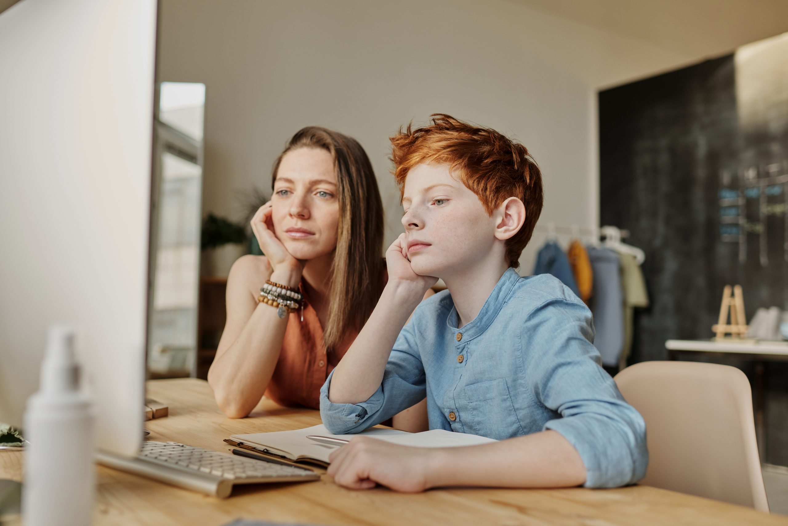 자녀 대입만 독촉 말고 학부모도 정책 들여다봐야 Photo of woman and boy leaning on wooden table
