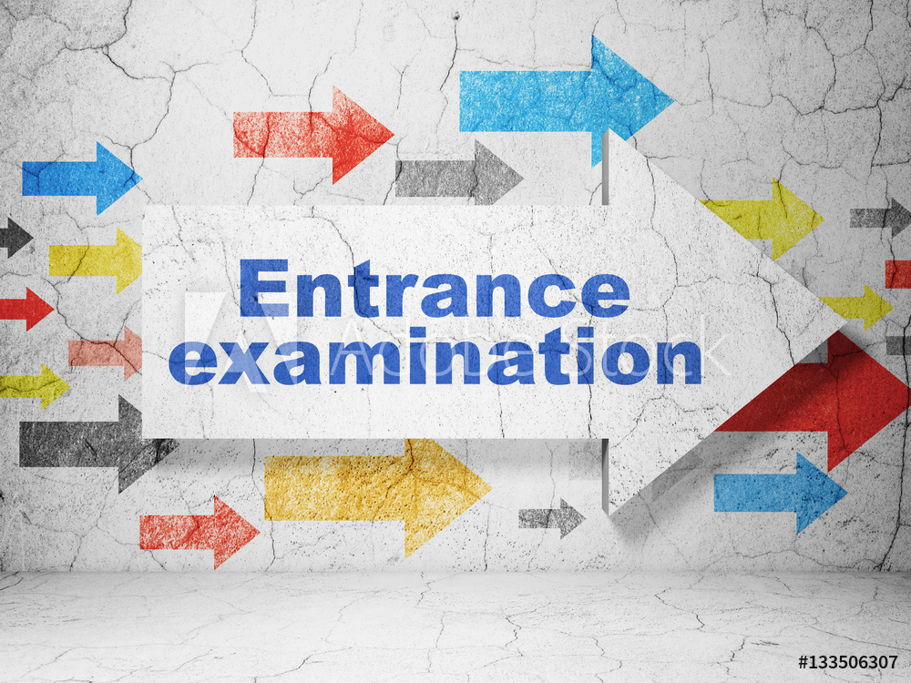 얼리 디시전은 경쟁력 갖춰 도전 Studying concept: arrow with Entrance Examination on grunge wall background