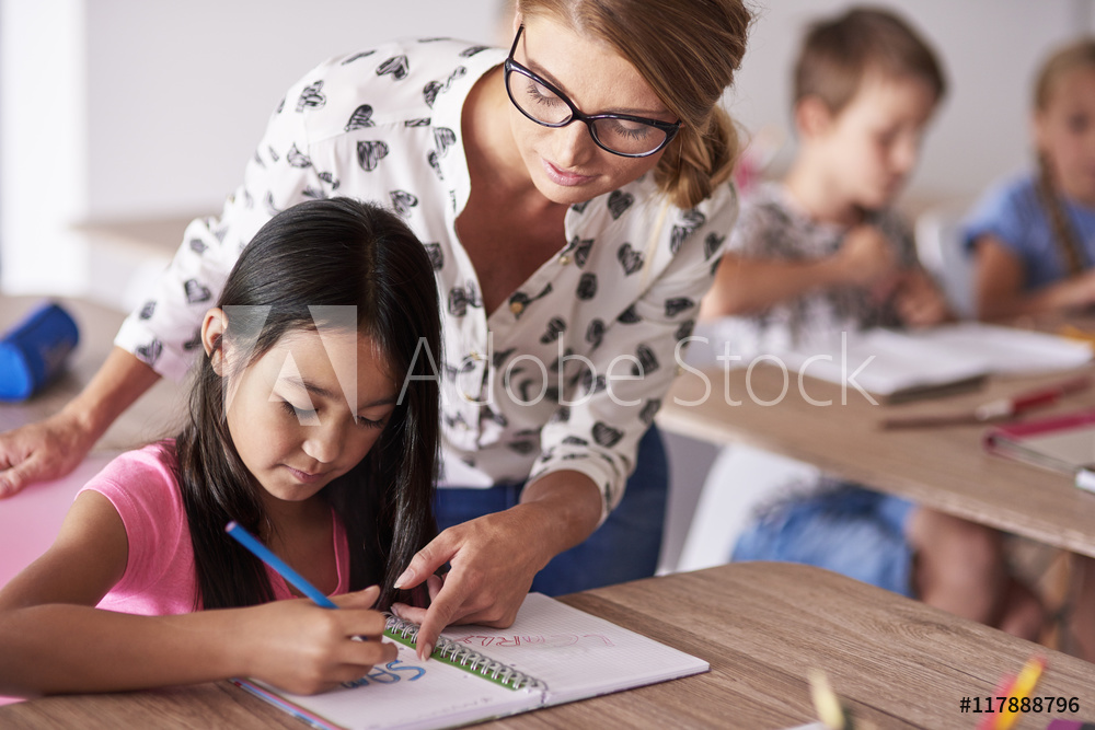 ‘포기’라는 단어가 없는 교사들의 끈질긴 사랑 Teacher helping girl in homework