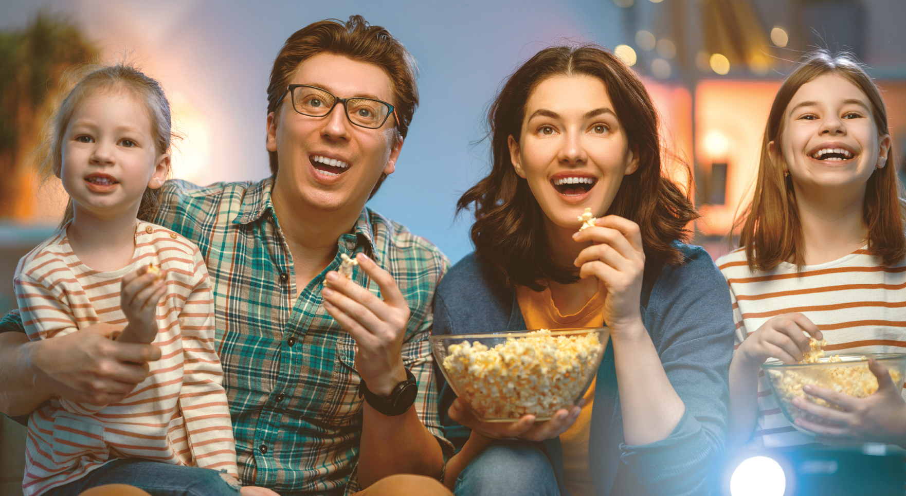 여름방학 온 가족 함께 영화의 밤 보내세요