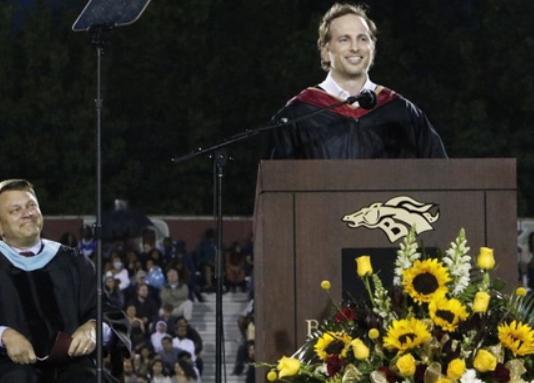 에어비앤비 창업주 귀넷 모교 졸업생에 주식 선물