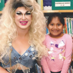 타운 도서관서 ‘드래그퀸'(여장 남자) 동화 구연 논란