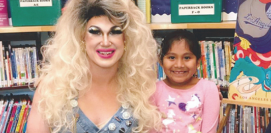 타운 도서관서 ‘드래그퀸'(여장 남자) 동화 구연 논란