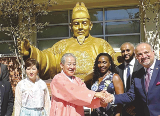 세종대왕 LA에도 세워졌다…5일 LACC서 8피트 동상 제막