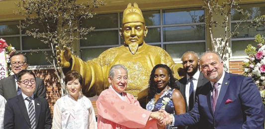 세종대왕 LA에도 세워졌다…5일 LACC서 8피트 동상 제막