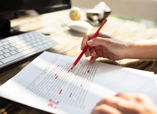 대입에세이 쓰는법…특별한 ‘자신’을 제대로 소개해야 Person Marking Error With Red Marker