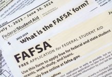 재정보조, 한 번 신청하면 끝? 학부모들이 가장 많이 하는 착각 Close up of federal financial aid application