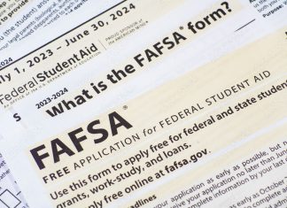뉴욕주 고교 12학년 FAFSA 신청 의무화 Close up of federal financial aid application