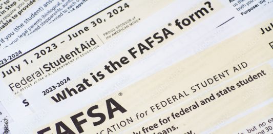 뉴욕주 고교 12학년 FAFSA 신청 의무화 Close up of federal financial aid application