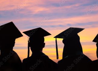 대학 입학생, 졸업률 60%에 불과…2년 연속 감소 Silhouettes of students with graduate caps in a row on panoramic sunset background. Graduation ceremony at university web banner, class of 2024