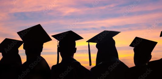 대학 입학생, 졸업률 60%에 불과…2년 연속 감소 Silhouettes of students with graduate caps in a row on panoramic sunset background. Graduation ceremony at university web banner, class of 2024