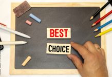 대학 결정 시 부모의 역할은 어디까지일까? 학교 선택 압박은 아니다 BEST CHOICE inscription on wooden blocks. Business choise concept.