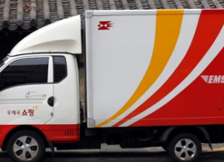 유학 자녀 둔 부모들 어쩌나…트럼프 관세에 ‘미국행 소포’ 못 보낸다