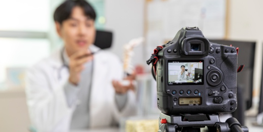 짧은 ‘자기소개 영상’ 제출, 명문대 입시의 새 트렌드