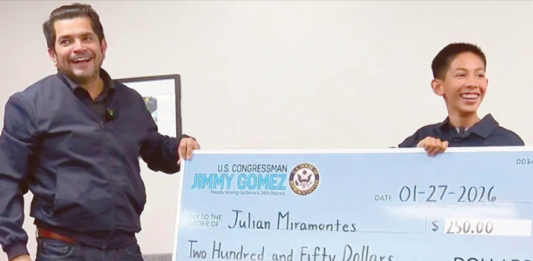 중학생이 이민자 권리 앱 개발…8학년 미라몬테스군 우승