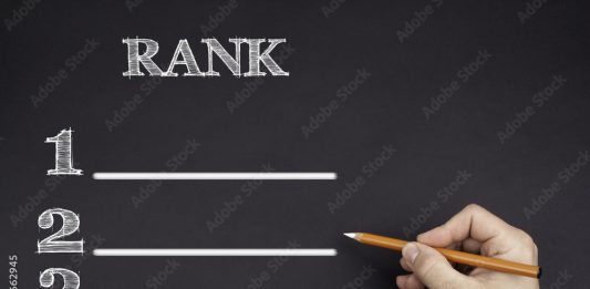 석차보다 과목 난이도 등 중요 Hand with a white pencil writing: Rank blank list