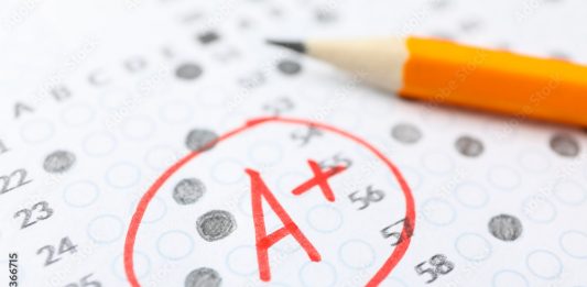 60%가 A인 현실, 하버드가 꺼낸 ‘개혁 카드’ Test score sheet with answers, grade A+ and pencil, close up