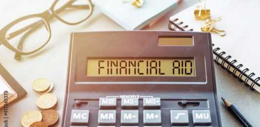 FAFSA 오픈 전 미리 준비해야…학자금 지원 수만불 차이나기도 Word FINANCIAL AID written on calculator on office table.