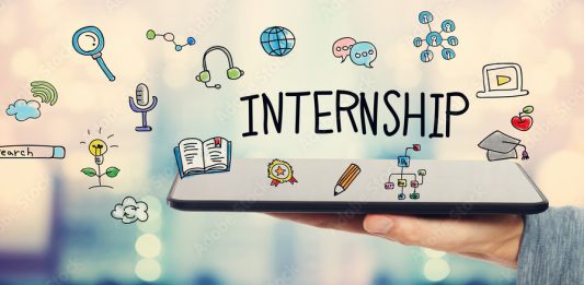 내년 여름 준비는 지금부터…스펙 나열보다 깊이가 중요 Internship concept with man holding a tablet